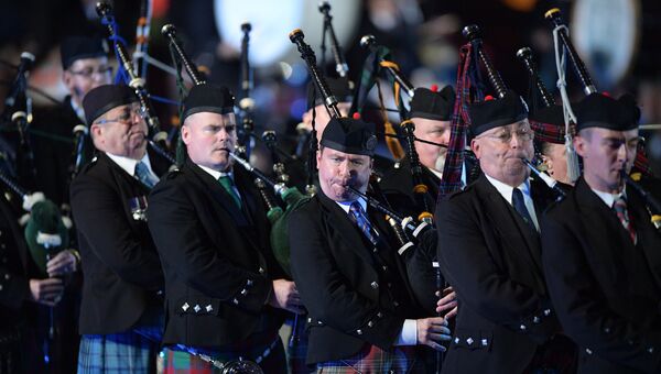 Кельтский оркестр волынок и барабанов на торжественной церемонии открытия X Международного военно-музыкального фестиваля Спасская башня в Москве