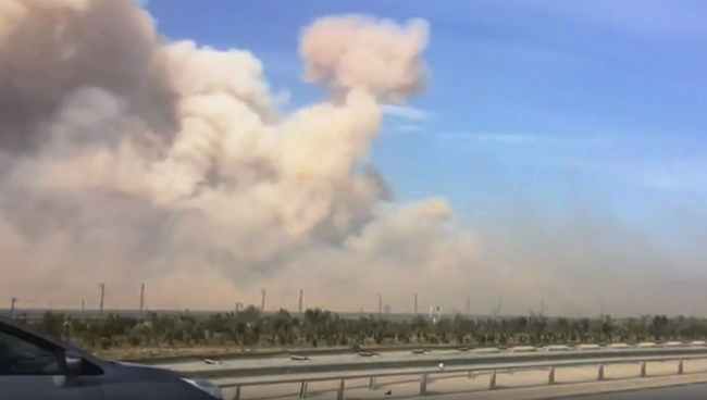 Дым от пожара на оружейном складе в Азербайджане. 27 августа 2017 (кадр из видео)