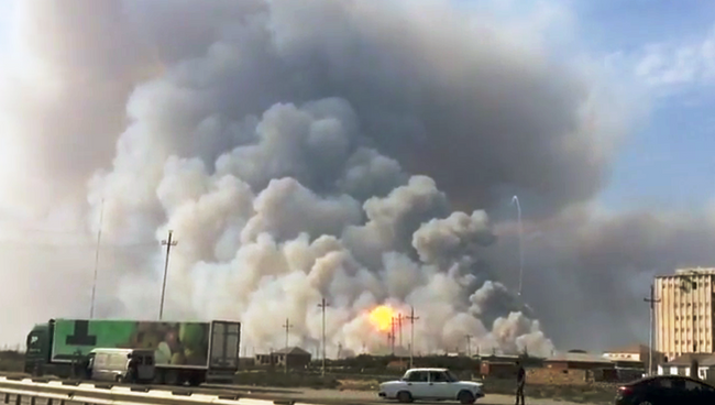 Дым от пожара на оружейном складе в Азербайджане. 27 августа 2017 (кадр из видео)