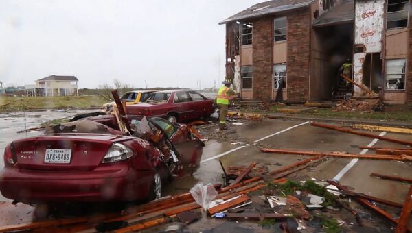 Спасатели обследовали дома в разрушенном ураганом Харви Рокпорте