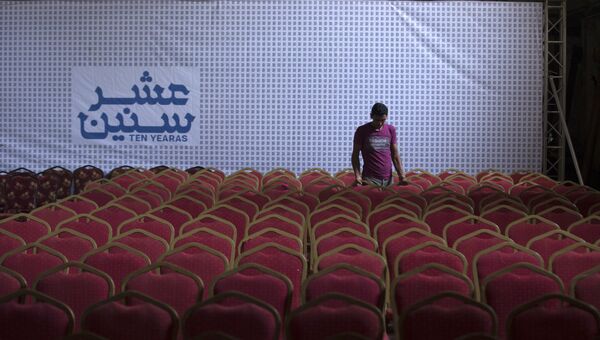 Подготовка зала в кинотеатре Самер в городе Газа. 26 августа 2017