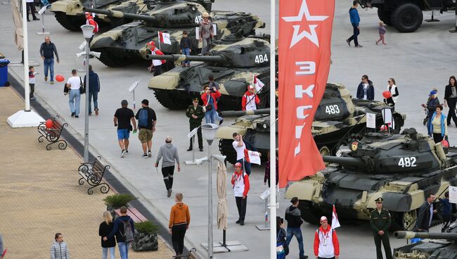 Посетители у военной техники, представленной в рамках международного военно-технического форума Армия-2017