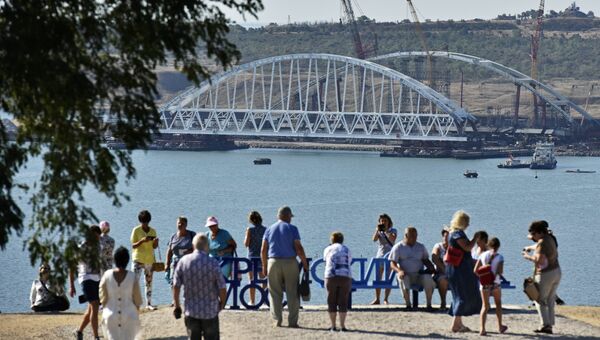 Вид на железнодорожную арку моста через Керченский пролив с горы Митридат в Крыму. Архивное фото