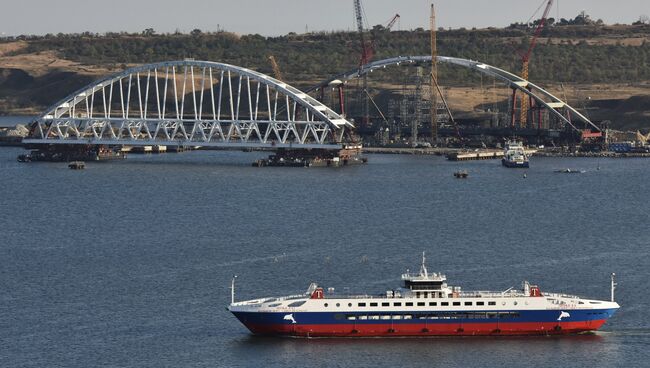 Вид на железнодорожную арку моста через Керченский пролив с горы Митридат в Крыму