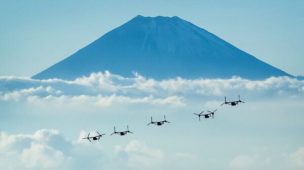 Американские конвертопланы Osprey на фоне горы Фудзи в Японии. Архивное фото