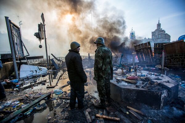 Сторонники оппозиции на площади Независимости в Киеве, где начались столкновения митингующих и сотрудников милиции Сторонники оппозиции на площади Независимости в Киеве, где начались столкновения митингующих и сотрудников милиции