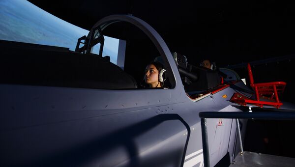Девушки-кандидаты в курсанты Краснодарского высшего военного авиационного училища летчиков тренируются в летном тренажерном комплексе