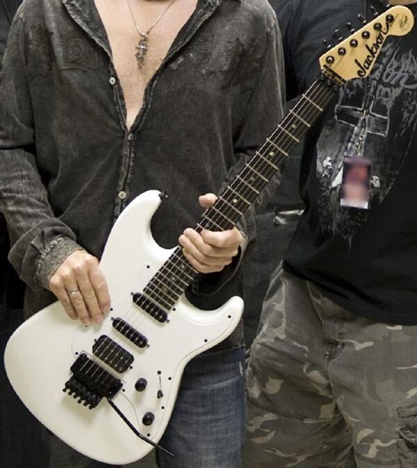 Украл гитару. Гитара Adrian Smith. Смит, Эдриан с гитарой в молодости. Iron Maiden Adrian Smith Guitars.