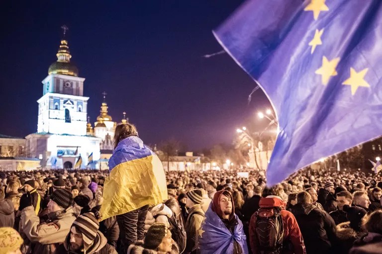 Участники акции в поддержку евроинтеграции Украины на Михайловской площади в Киеве Участники акции в поддержку евроинтеграции Украины на Михайловской площади в Киеве