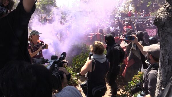 Споры оппозиционеров, дымовые шашки и вмешательство полиции: беспорядки в Беркли