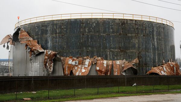 Поврежденный в результате шторма Харви нефтяной танкер в Техасе. 26 августа 2017