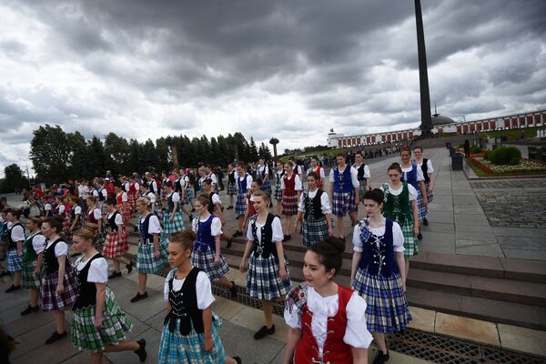Международная команда исполнителей шотландских танцев на шествии участников фестиваля Спасская башня на Поклонной горе в Москве