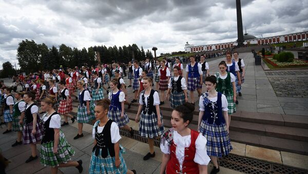 Международная команда исполнителей шотландских танцев на шествии участников фестиваля Спасская башня на Поклонной горе в Москве