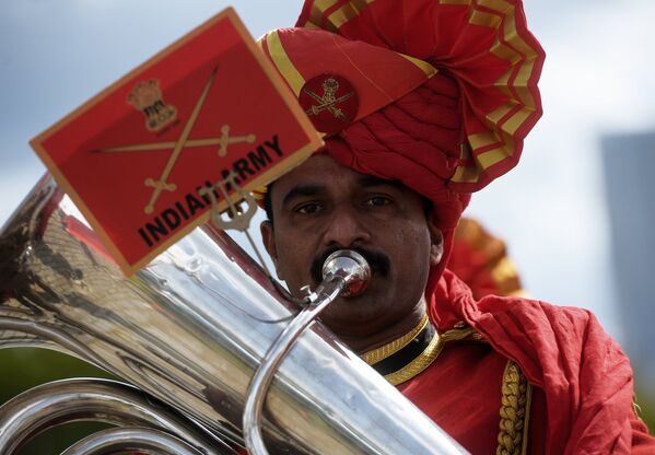 Музыканты Сводного военного оркестра трех видов Вооруженных сил Индии на шествии участников фестиваля Спасская башня на Поклонной горе в Москве
