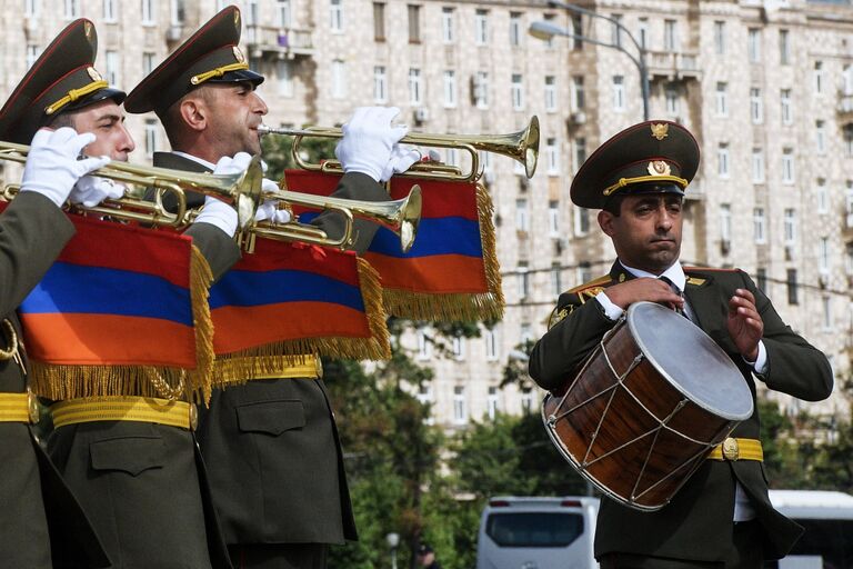 Музыканты оркестра Главного штаба Вооруженных сил Армении на шествии участников фестиваля Спасская башня на Поклонной горе в Москве