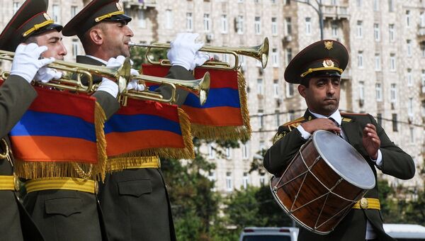Музыканты оркестра Главного штаба Вооруженных сил Армении на шествии участников фестиваля Спасская башня на Поклонной горе в Москве