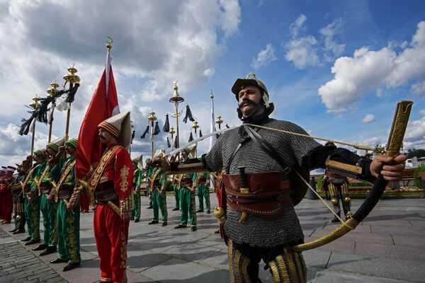 Музыканты оркестра Мехтер Вооруженных сил Турции на шествии участников фестиваля Спасская башня на Поклонной горе в Москве