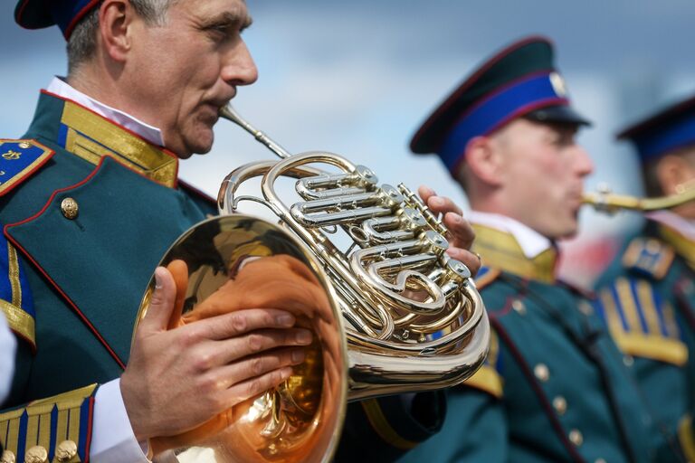 Музыканты Президентского оркестра Службы коменданта Московского Кремля Федеральной службы охраны РФ на шествии участников фестиваля Спасская башня на Поклонной горе в Москве