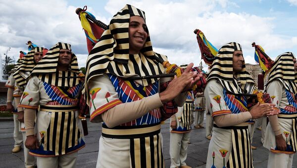 Музыканты военного симфонического оркестра Египта на шествии участников фестиваля Спасская башня на Поклонной горе в Москве