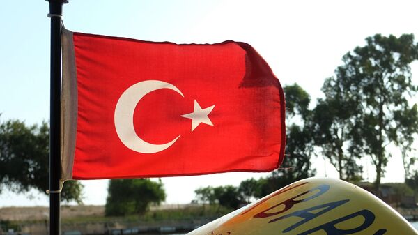 Флаг Турции на катере в Анталье. Архивное фото