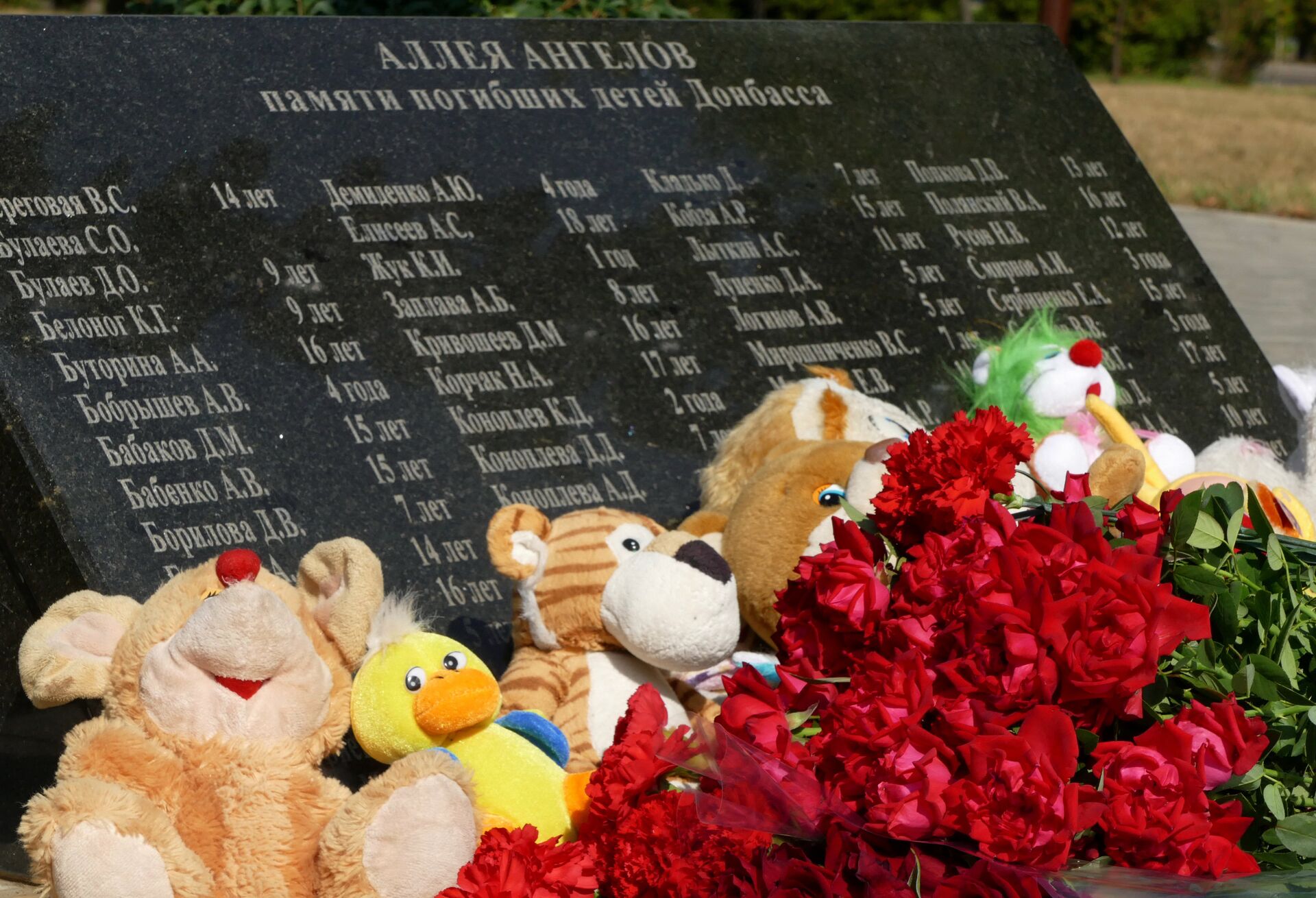 Цветы и игрушки, возложенные к памятнику Аллея Ангелов в Донецке  - РИА Новости, 1920, 22.03.2022