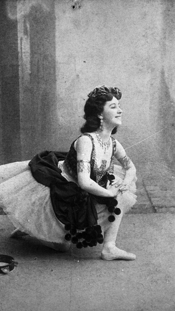 Балерина Матильда Кшесинская в роли Эсмеральды в балете Цезаря Пуни Эсмеральда. Мариинский театр, Санкт-Петербург, 1899 