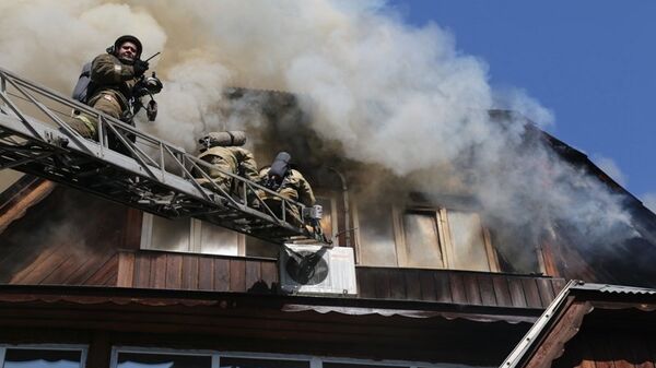 Сотрудники противопожарной службы МЧС России во время тушения пожара в частном доме престарелых Жемчужина