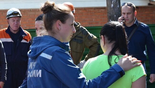 Сотрудники противопожарной службы МЧС России во время тушения пожара в частном доме престарелых Жемчужина в Красноярске. 28 августа 2017