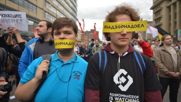 Участники митинга За свободный интернет на проспекте Академика Сахарова в Москве