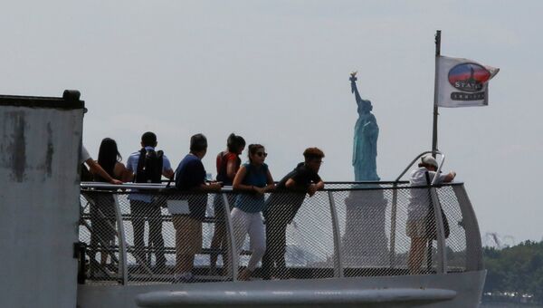 Люди на фоне Статуи Свободы в Нью-Йорке, США