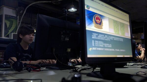 Интернет-кафе в Пекине. На мониторе отображается сообщение китайской полиции о правильном использовании интернета. Архивное фото