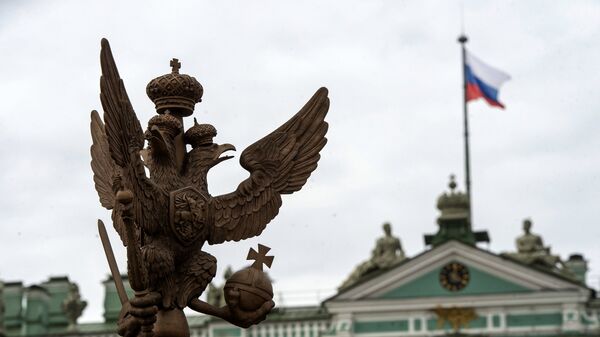 Двуглавый орел на ограде Александровской колонны на Дворцовой площади в Санкт-Петербурге
