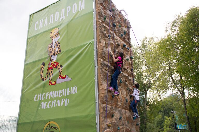 На одной из тематических площадок Спортивный леопард гости смогли познакомиться с новыми олимпийскими видами спорта — бейсболом, скалолазанием и скейтбордингом