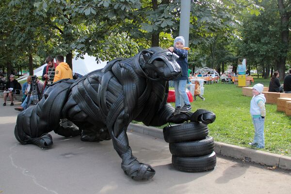 Скульптура леопарда из шин