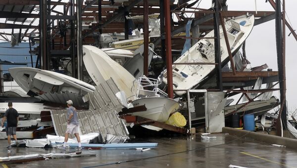 Лодки поврежденные штормом Харви на стоянке в городе Рокпорт, Техас. 26 августа 2017