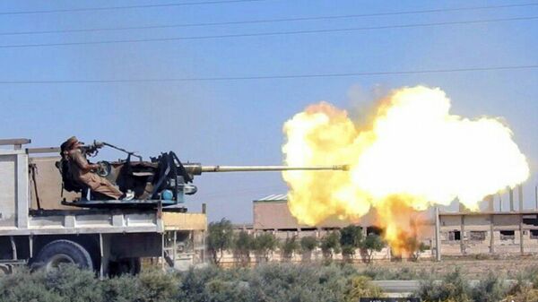 Боевики ИГ (запрещена в России) ведут огонь из тяжелого вооружения на востоке Сирии. Архивное фото