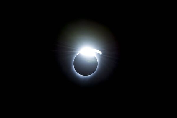 Эффект бриллиантового кольца во время полного солнечного затмения