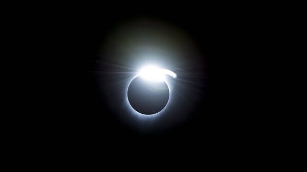 Эффект бриллиантового кольца во время полного солнечного затмения