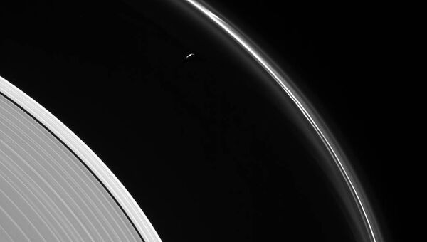 Естественный спутник Сатурна Прометей