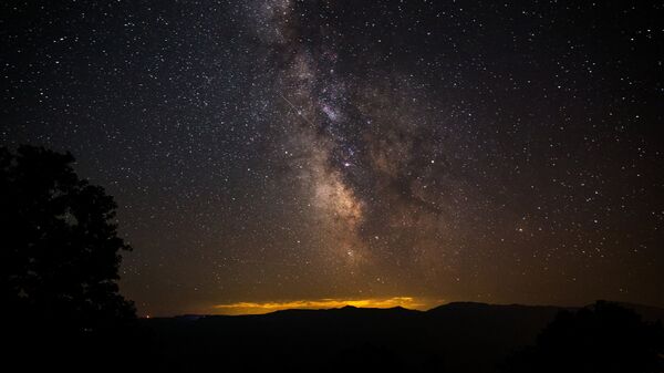 Звездное небо во время метеорного потока. Архивное фото
