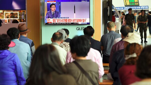 Трансляция новостей о новом пуске северокорейской ракеты в Сеуле. 29.08.17