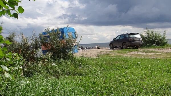 Свалка на пляжах Чемского бора (Новосибирская область)