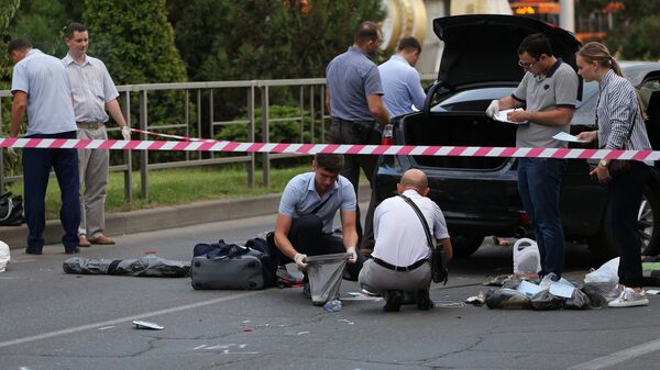 Сотрудники правоохранительных органов у автомобиля злоумышленника, ранившего сотрудника полиции на посту ДПС в Краснодаре