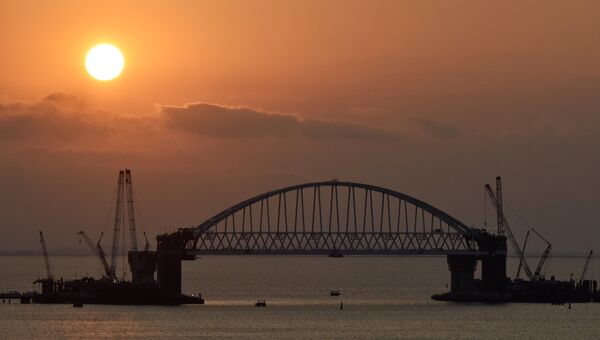 Железнодорожная арка строящегося моста через Керченский пролив, поднятая до проектной высоты. 29 августа 2017
