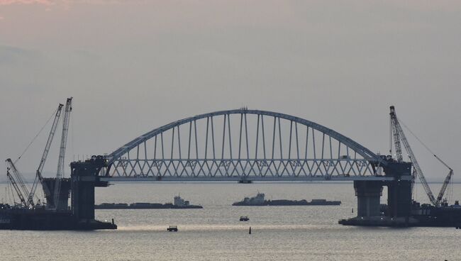 Железнодорожная арка строящегося моста через Керченский пролив, поднятая до проектной высоты. 29 августа 2017