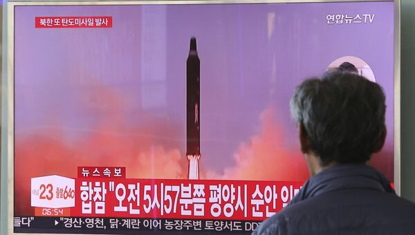 Трансляция новостей о новом пуске северокорейской ракеты в Сеуле. Архивное фото