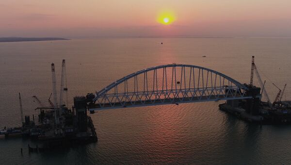 Строители подняли железнодорожную арку Крымского моста на фарватерные опоры