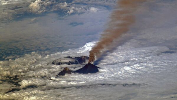 Вулкан Ключевская сопка выбрасывает столб пепла. Архивное фото