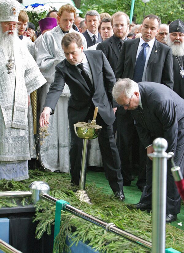 Дмитрий Медведев на похоронах Александра Солженицына