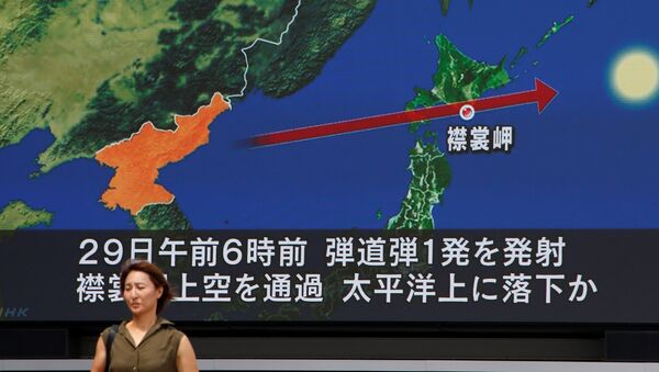 Трансляция новостей о запуске ракет в КНДР на улице Токио, Япония. 29 августа 2017